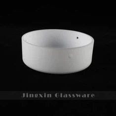 Mala cilindarska bijela staklena svjetiljka